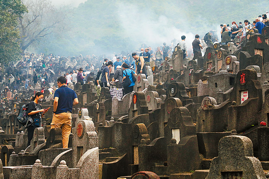 ◆ 人人手持香火和祭品，慎終追遠。香港文匯報記者郭木又  攝