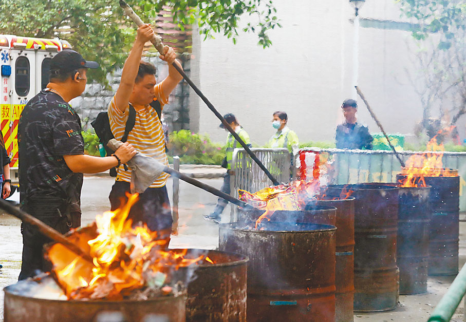 ◆孝子賢孫燒冥鏹拜祭先人。香港文匯報記者郭木又  攝