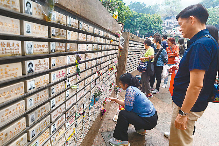 ◆ 市民在墳場致祭。 香港文匯報記者郭木又  攝