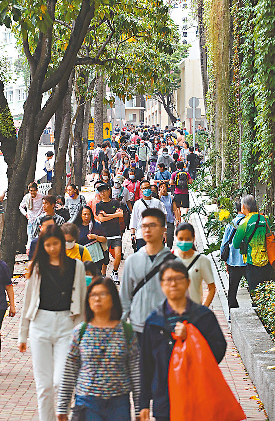 ◆ 大批市民提着紙紮品和祭品前往掃墓。香港文匯報記者郭木又  攝
