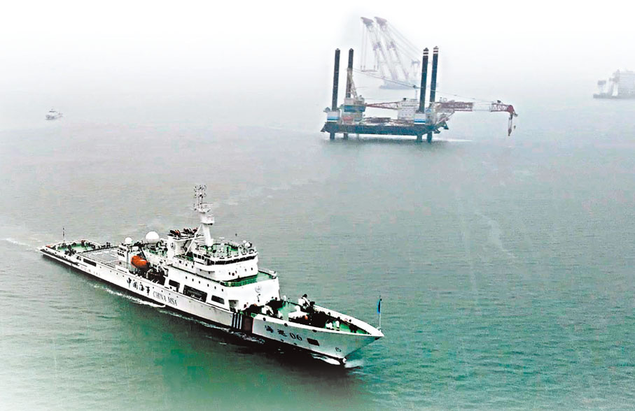 ◆ 4月5日，由台灣海峽大型巡航救助船「海巡06」輪領銜的海事執法船艇編隊駛離福建海事局平潭海事監管基地，開啟台灣海峽中北部聯合巡航巡查專項行動。 中新社
