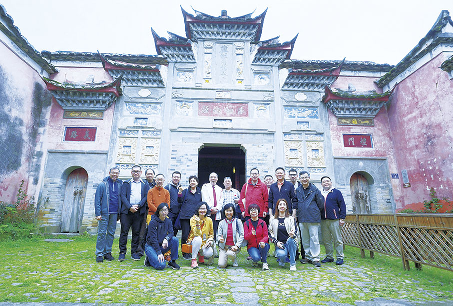 ◆ 交流團在五夫興賢書院留影。