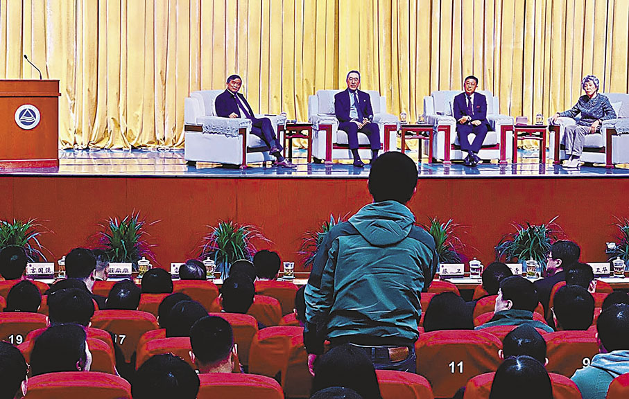 ◆唐英年昨日在無錫江南大學與700名師生分享兩會精神，以及其父親唐翔千的精神遺產。