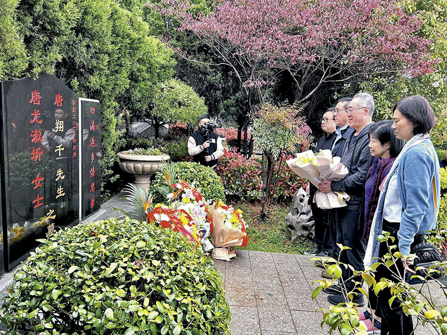 ◆唐英年與家人一起回訪家鄉，拜祭父親唐翔千。