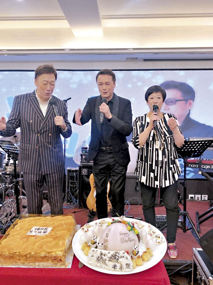 ◆斑斑(右)和陳欣健(左)為好友楊仲恩賀壽。