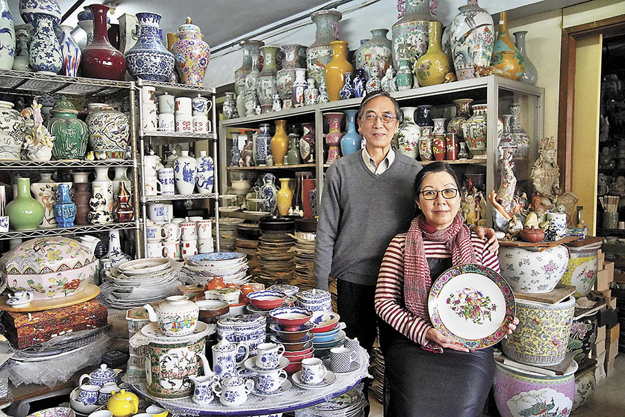 ◆曹志雄與太太在擺滿瓷器的工場合影。
