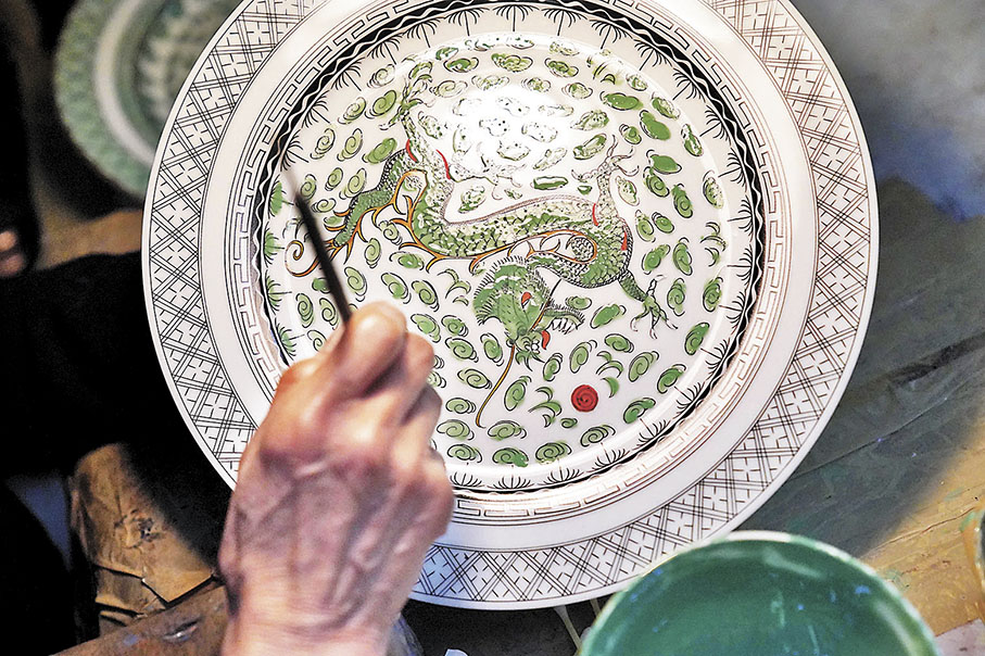 ◆廣彩係由畫師在各種白瓷器皿上彩繪燒製而成的特色傳統工藝品。