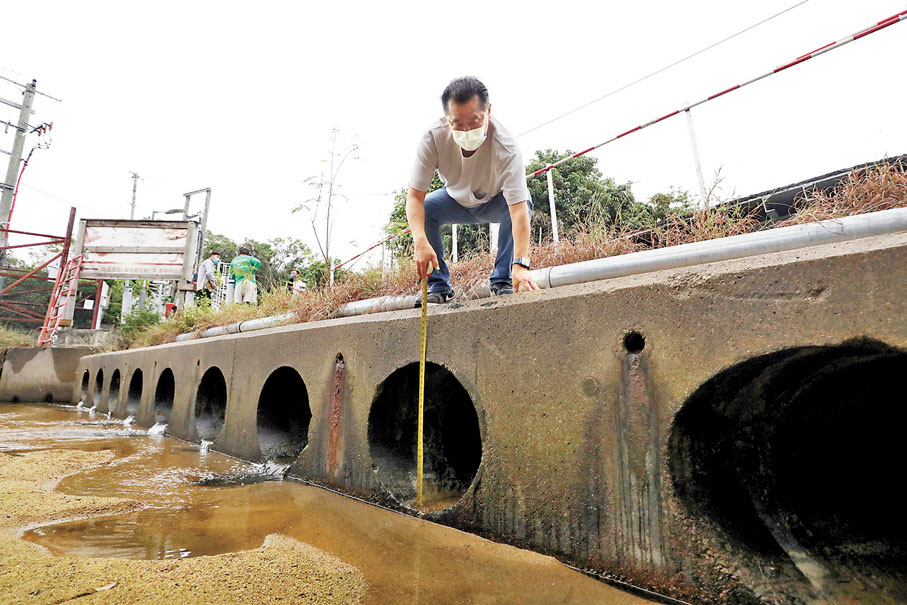 ◆資深工程師司徒家成留意到12個排水渠口中，只有7個沒有被堵塞。香港文匯報記者  攝