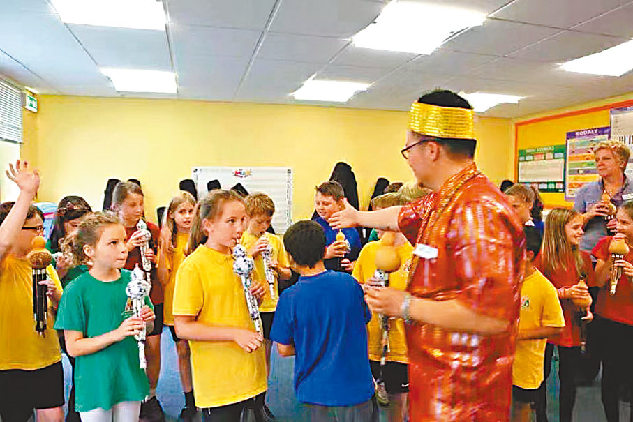 ◆張賀為外國師生傳授葫蘆絲演奏技巧。