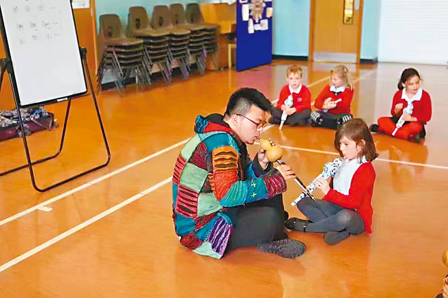 ◆張賀悉心指導外國孩子們演奏。