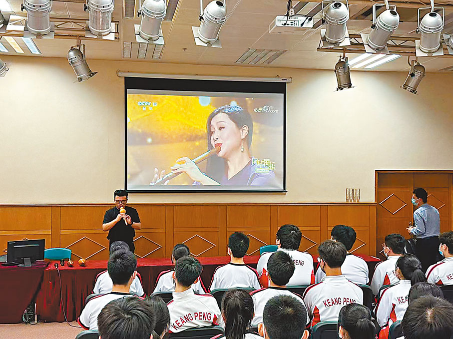 ◆張賀在澳門廣大中學為師生演奏葫蘆絲。