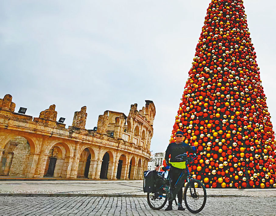◆張賀在澳門騎行，欣賞路邊風景。
