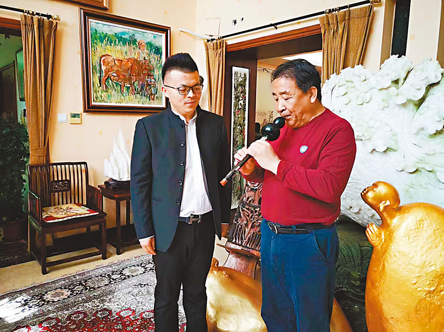 ◆張賀與著名相聲演員姜昆切磋葫蘆絲演奏藝術。