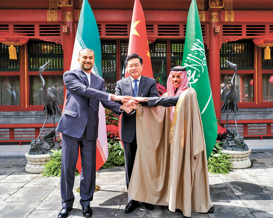 ◆中國國務委員兼外長秦剛（中）昨日在北京會見沙特外交大臣費薩爾（右）及伊朗外長阿卜杜拉希揚。 新華社