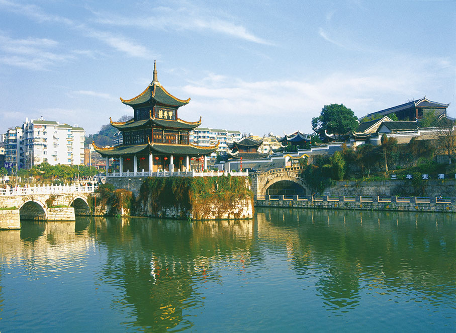 ◆ 甲秀樓遠眺。貴陽為本次貴州旅發大會舉辦地，甲秀樓為貴陽城市地標，也是外來遊客必到 的「打卡地」。