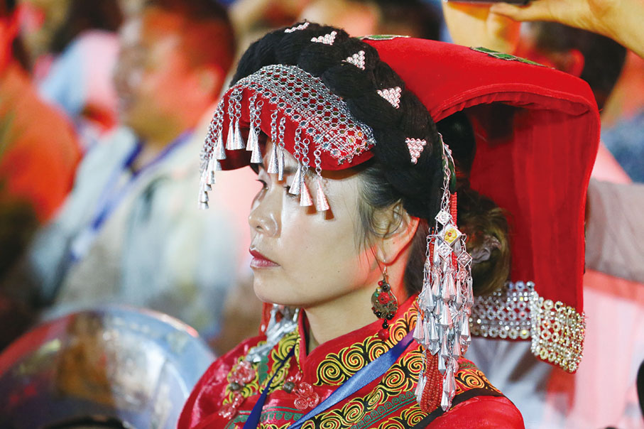 ◆ 彝女盛裝。攝影：周亞明
