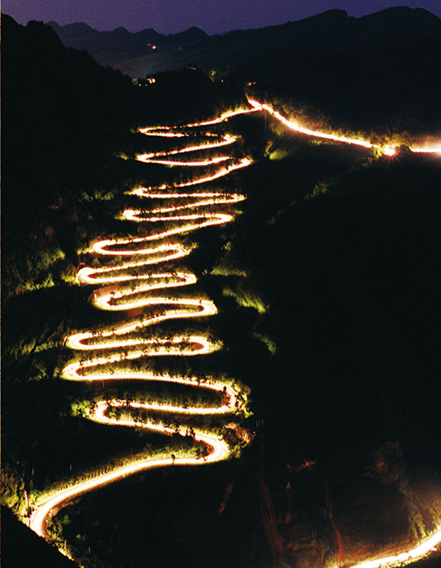 ◆ 抗戰文化是貴州旅遊的一道獨特風景線。圖為晴隆二十四道拐夜景。