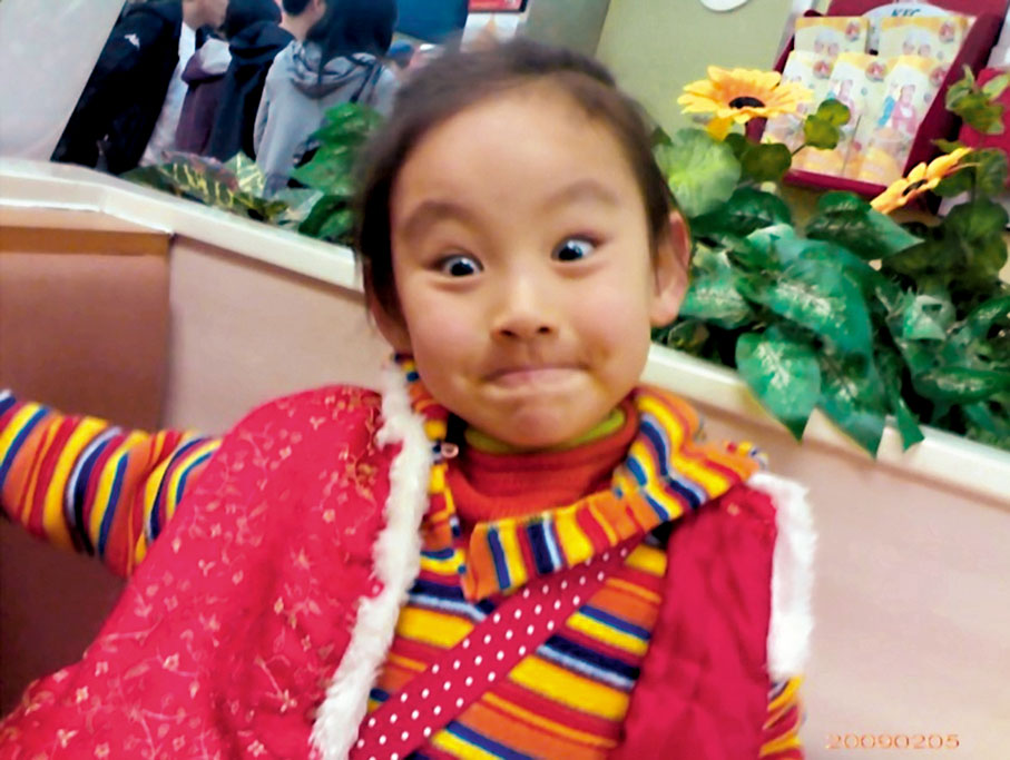 ◆炎明熹於兒童節當天晒童年照，果真童心不減。