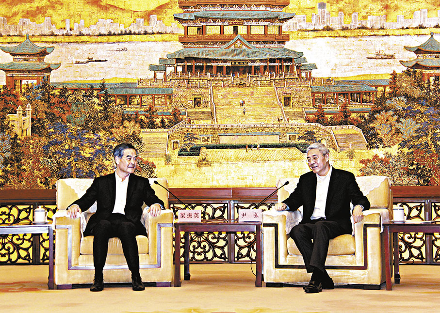 ◆ 尹弘（右）與梁振英（左）會面。 香港文匯報記者王逍  攝