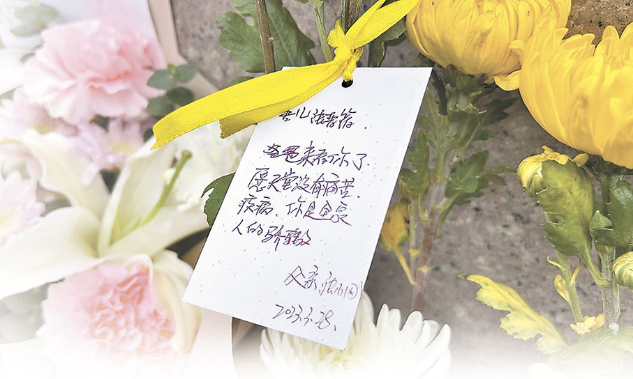 ◆一位父親將思念寫在卡片上。 香港文匯報記者孟冰  攝