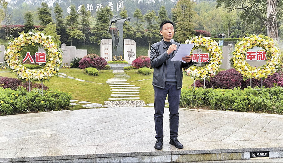 ◆器官捐獻者陳俊麗的父親憶述自己的女兒，並寄言受捐者。 香港文匯報記者孟冰  攝