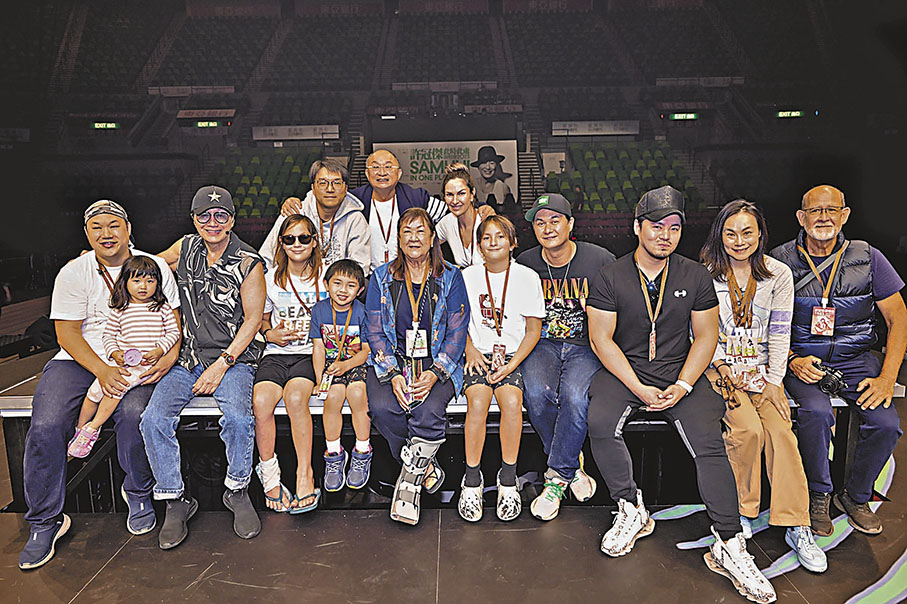 ◆許氏家族親往紅館為許冠傑打氣。