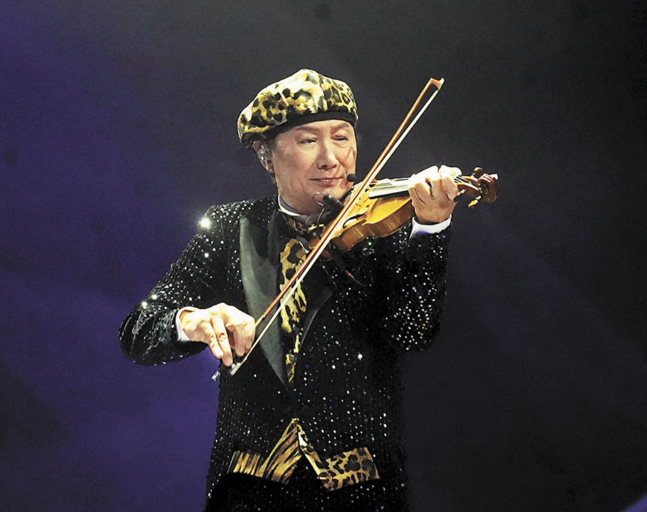 ◆許冠傑拉起小提琴由台中央升上台。