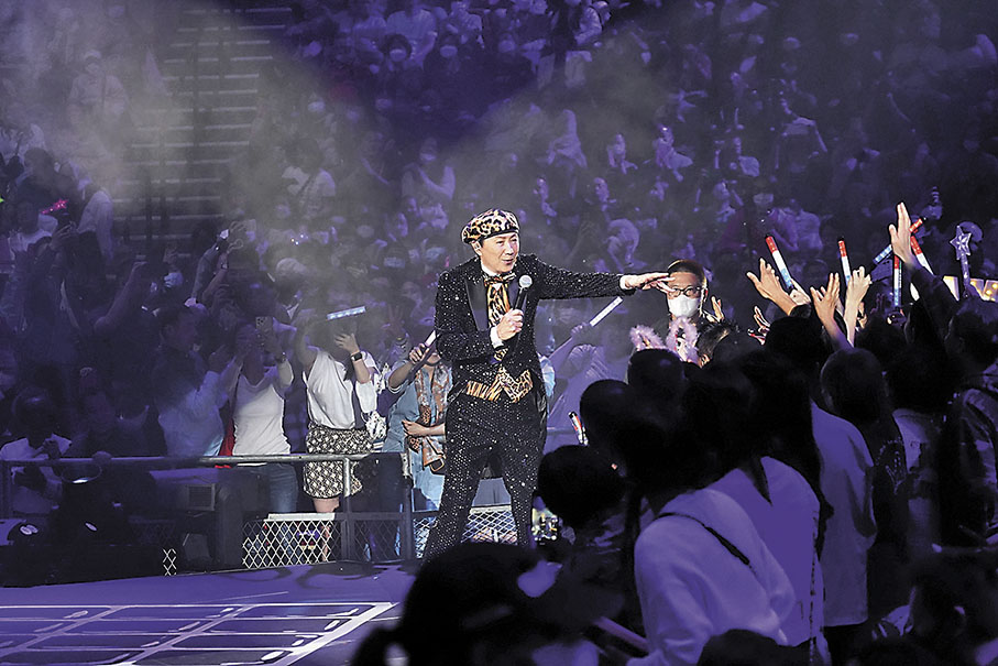 ◆許冠傑不時走近觀眾互動。