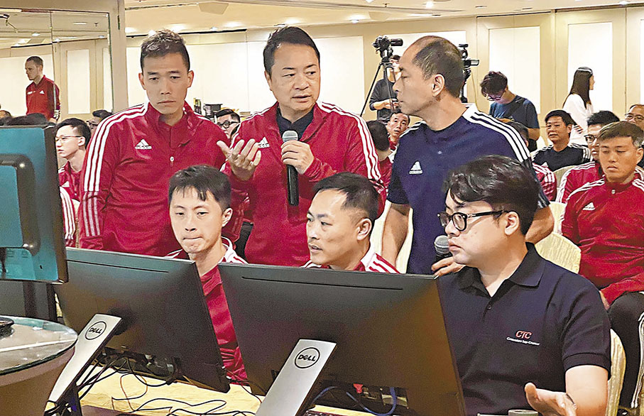 ◆張炎有（上排中）有信心來季有足夠具資格球證執行VAR。