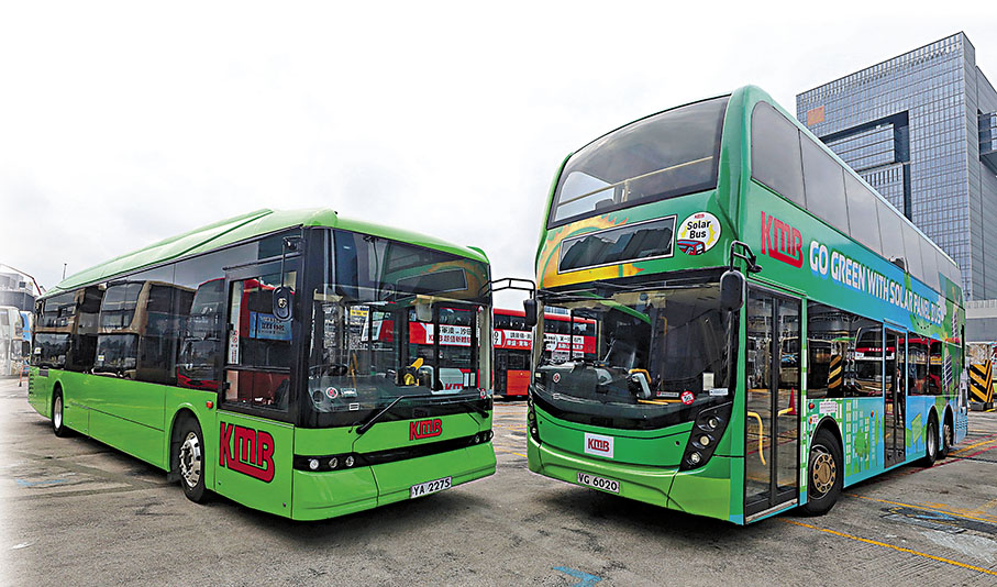 ◆發展綠色運輸是九巴申請加價原因之一。圖為九巴已投入服務的單層電巴及安裝太陽能設備的雙層巴士。 香港文匯報 記者郭木又 攝