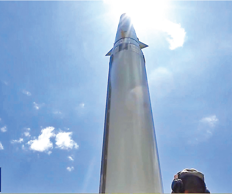 ◆多個炮兵旅、火箭軍多個常規導彈旅展開發射準備，協同海空突擊力量，對預定目標實施模擬打擊，檢驗聯合作戰體系支撐下火力快反和遠程精打效能。 視頻截圖