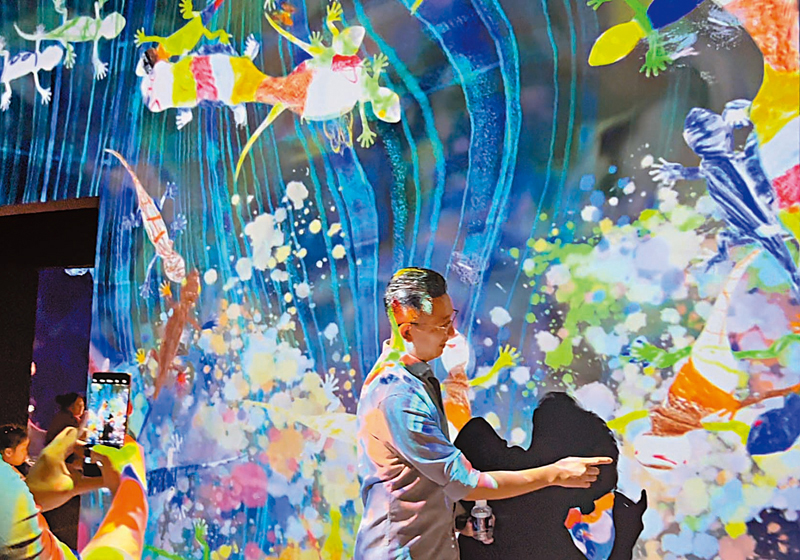 ◆港青打卡「teamLab共創！未來園」藝術展。