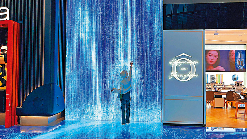 ◆中洲灣C future city與teamLab團隊合作的光影瀑布，當人靠近時，水流會發生變化。