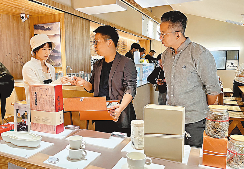 ◆新中式茶館Coastea店內創意十足的文創產品吸引了Chico(右)和Justin的目光。