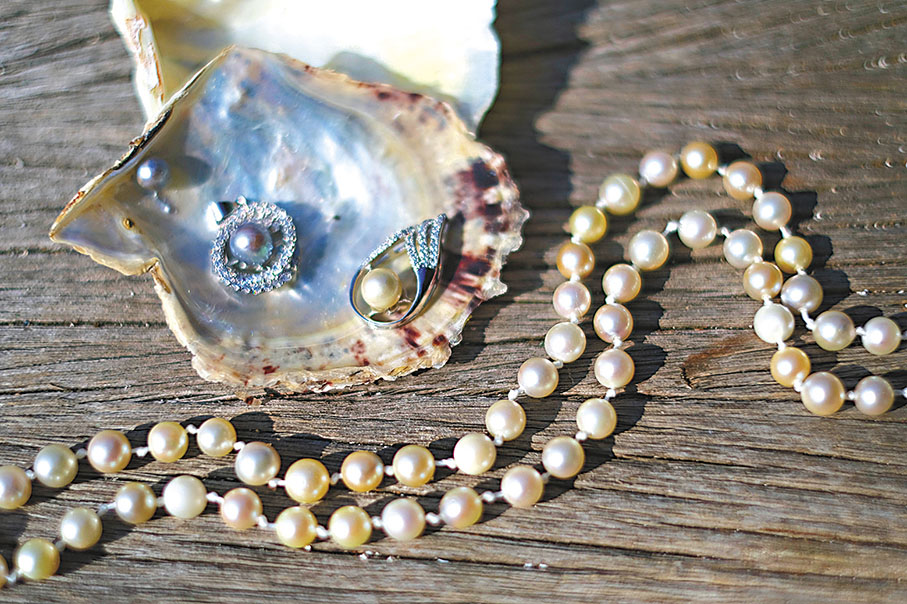 ◆珍珠可加工成為首飾或工藝品。 香港文匯報記者涂穴  攝