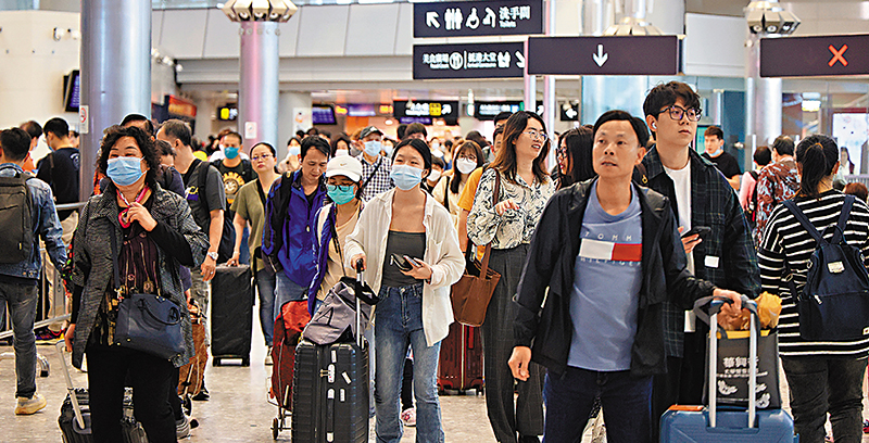 ◆今年一季度，國家鐵路共發送旅客7.53億人。圖為7日，香港西九龍高鐵站人頭攢動，旅客眾多。中通社