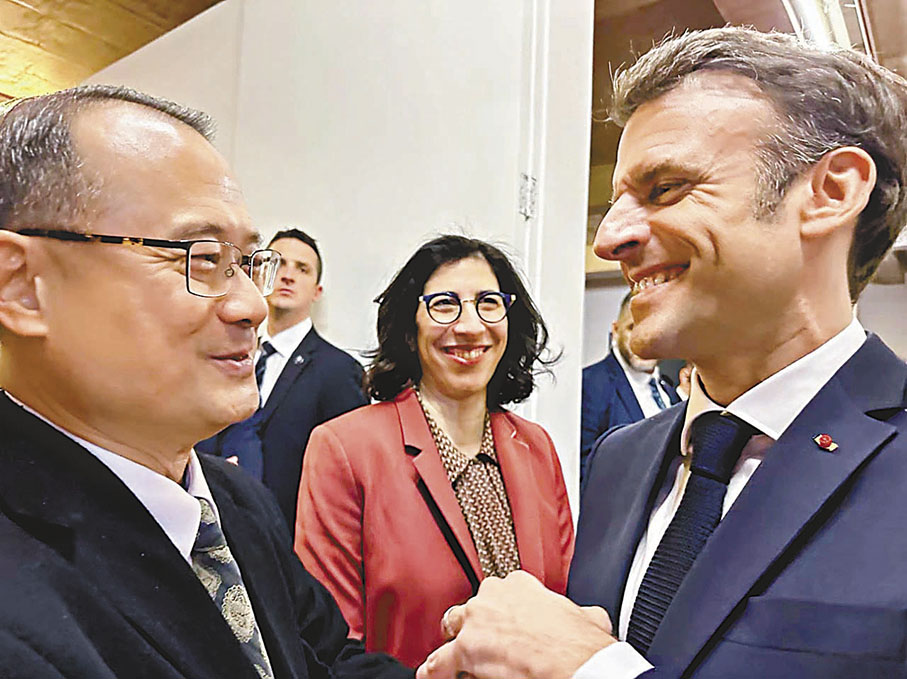 ◆法國總統馬克龍與蔡冠深基金會主席蔡冠深（左）親切交談。 香港文匯報北京傳真