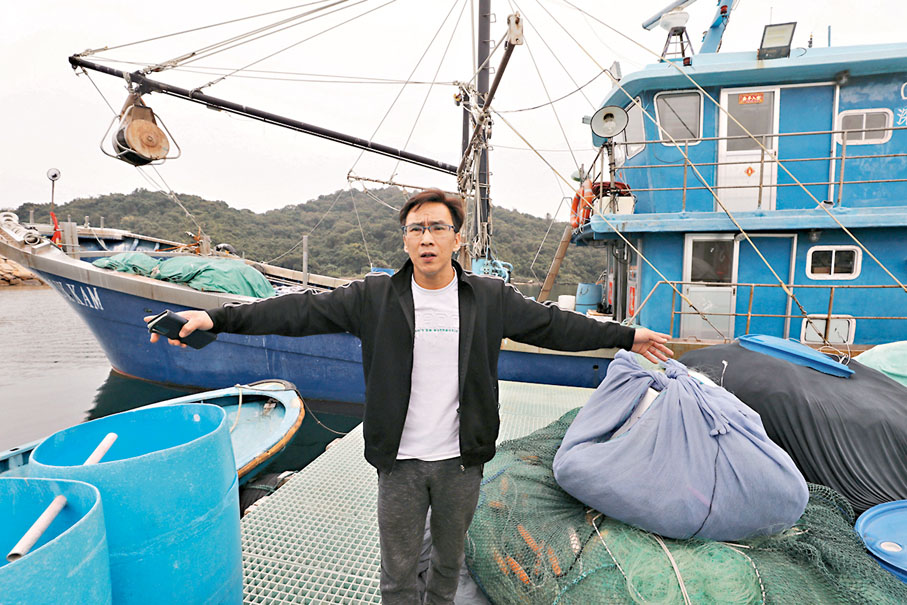 ◆大埔三門仔漁民李國珍控訴不法分子非法拖網捕魚變本加厲。香港文匯報記者郭木又 攝