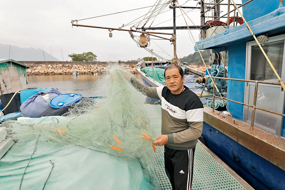 ◆捕魚40多年的李樓生展示經常被非法捕撈漁船拖走的貴價魚網，慨嘆損失慘重。香港文匯報記者郭木又 攝