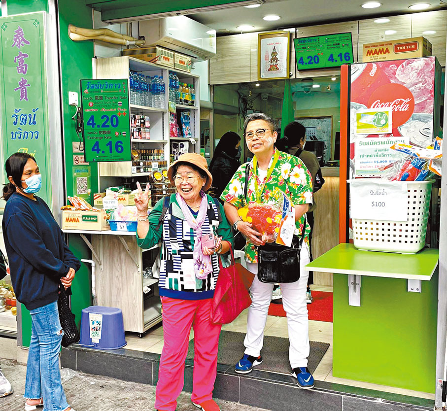 ◆「泰富貴」找換店負責人（右）。香港文匯報記者張弦  攝