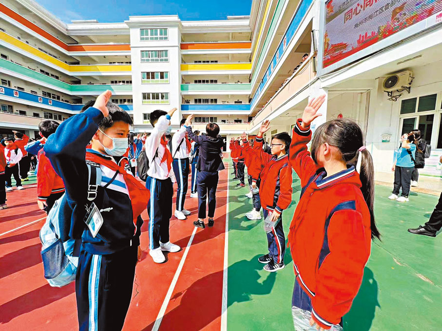 ◆香港青少年在梅州學校參與升國旗儀式。