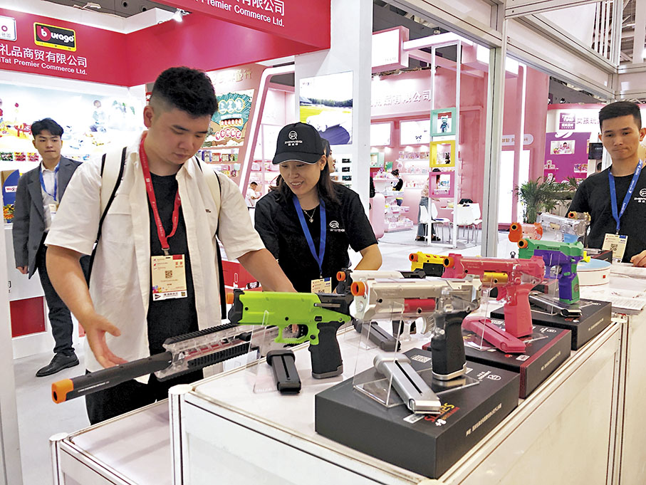◆在「第35屆國際玩具及教育產品（深圳）展覽會」，港企推出的新型玩具槍吸引了參觀者。 香港文匯報記者方俊明 攝