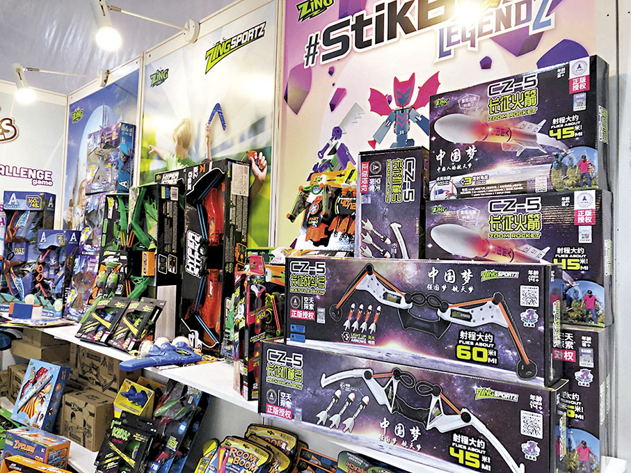 ◆太空主題玩具、「長征火箭」系列玩具。 香港文匯報記者方俊明 攝