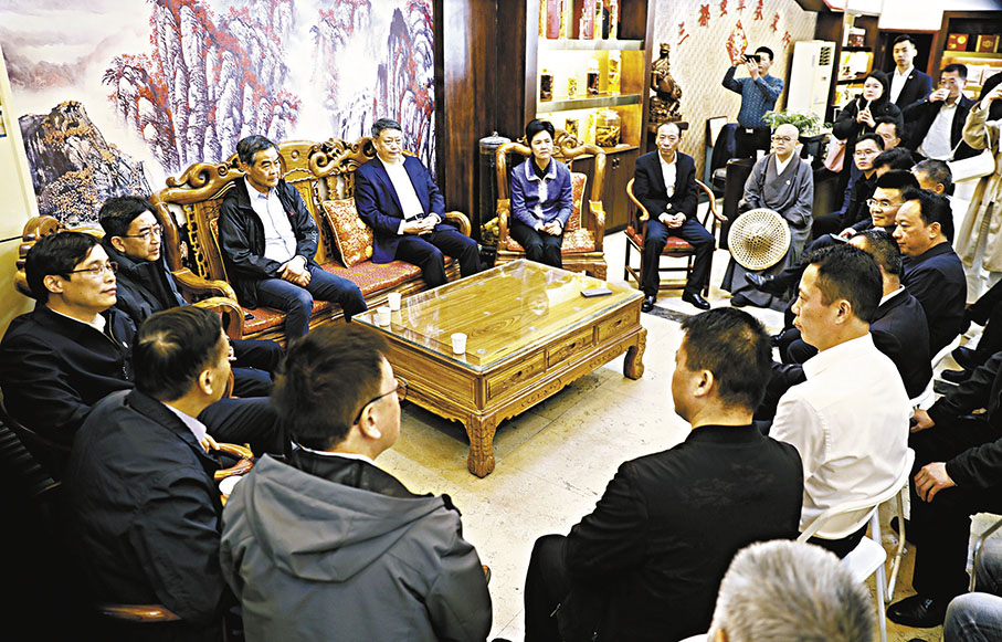 ◆梁振英（左三）與樟樹中醫藥領域從業者們交流。 香港文匯報記者王逍  攝