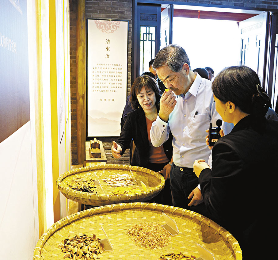 ◆梁振英在考察樟樹地道藥材。 香港文匯報記者王逍  攝