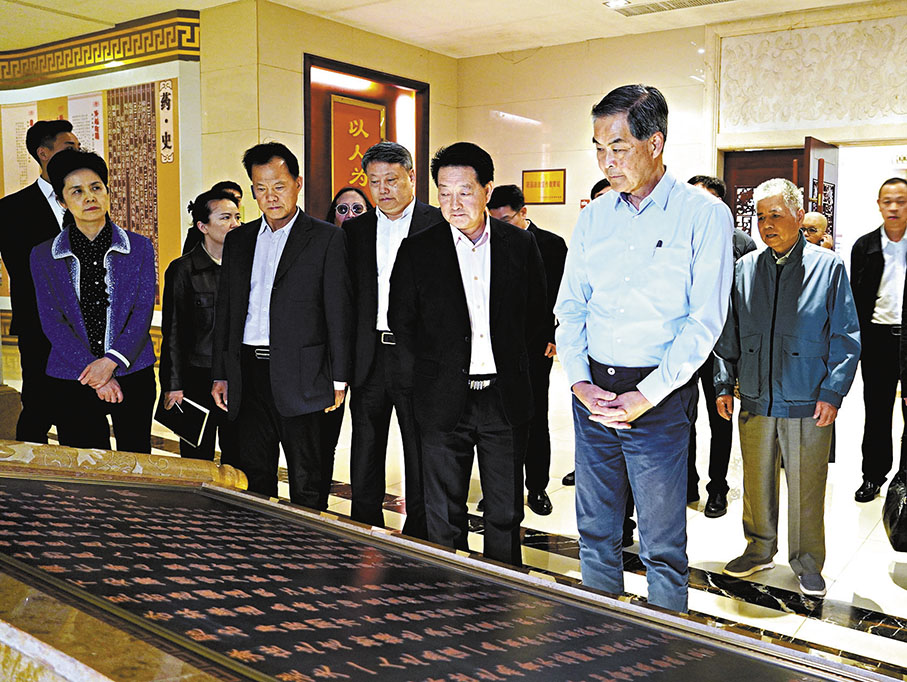 ◆梁振英考察江西中醫藥文化。 香港文匯報記者王逍  攝