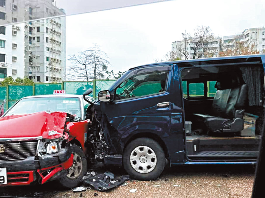 ◆龍翔道的士失控打白鴿轉再遭客貨車猛撼，的士兩名女乘客受傷送院。 網上圖片