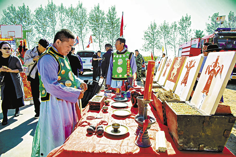 ◆在村裏舉辦的「滿族豐收祭」，民眾祭拜滿族信奉的女系神靈，以祈求來年風調雨順。