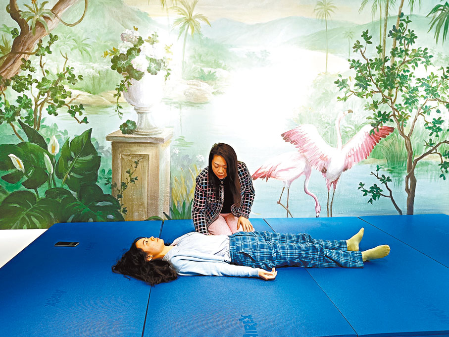 ◆陳欣蔚在給客戶做韻律運動系統療法。