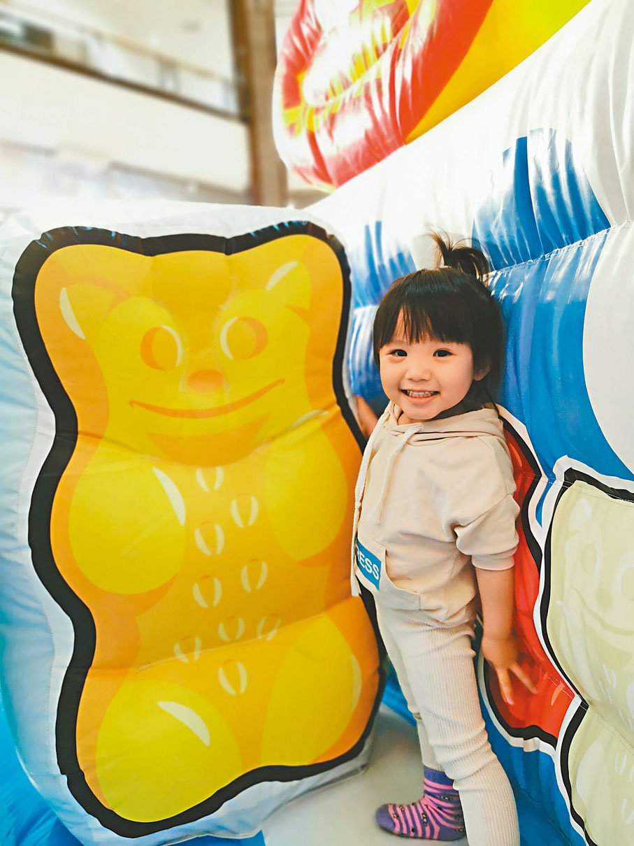 ◆首次現身香港、以HARIBO為主題的6米高金熊生日蛋糕造型彈床城堡設有滑梯,小朋友在城堡中穿梭。